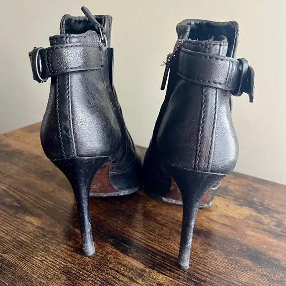 ⭐️HOST PICK⭐️| Tory Burch| Black Quilted Ankle High Heeled Booties Size 7.5 - Picture 2 of 5